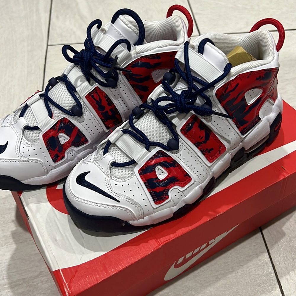 🔥🔥🔥Nike Uptempo🔥🔥🔥 **NEVER WORN size 7Y